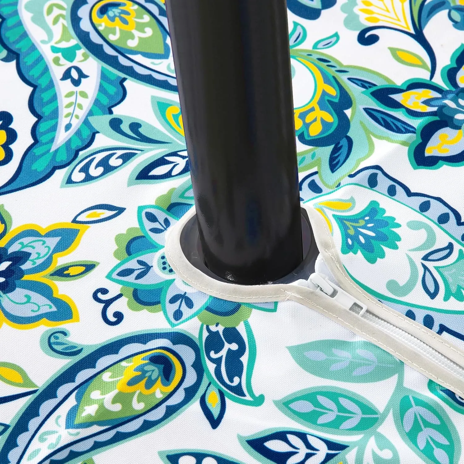 Lamberia Patio Outdoor Indoor 60" 5ft Round Tablecloth with Umbrella Hole and Zipper, Waterproof Table Cover for Backyard Circular Table/BBQs/Picnic (Paisley, 60" Round, Zippered)