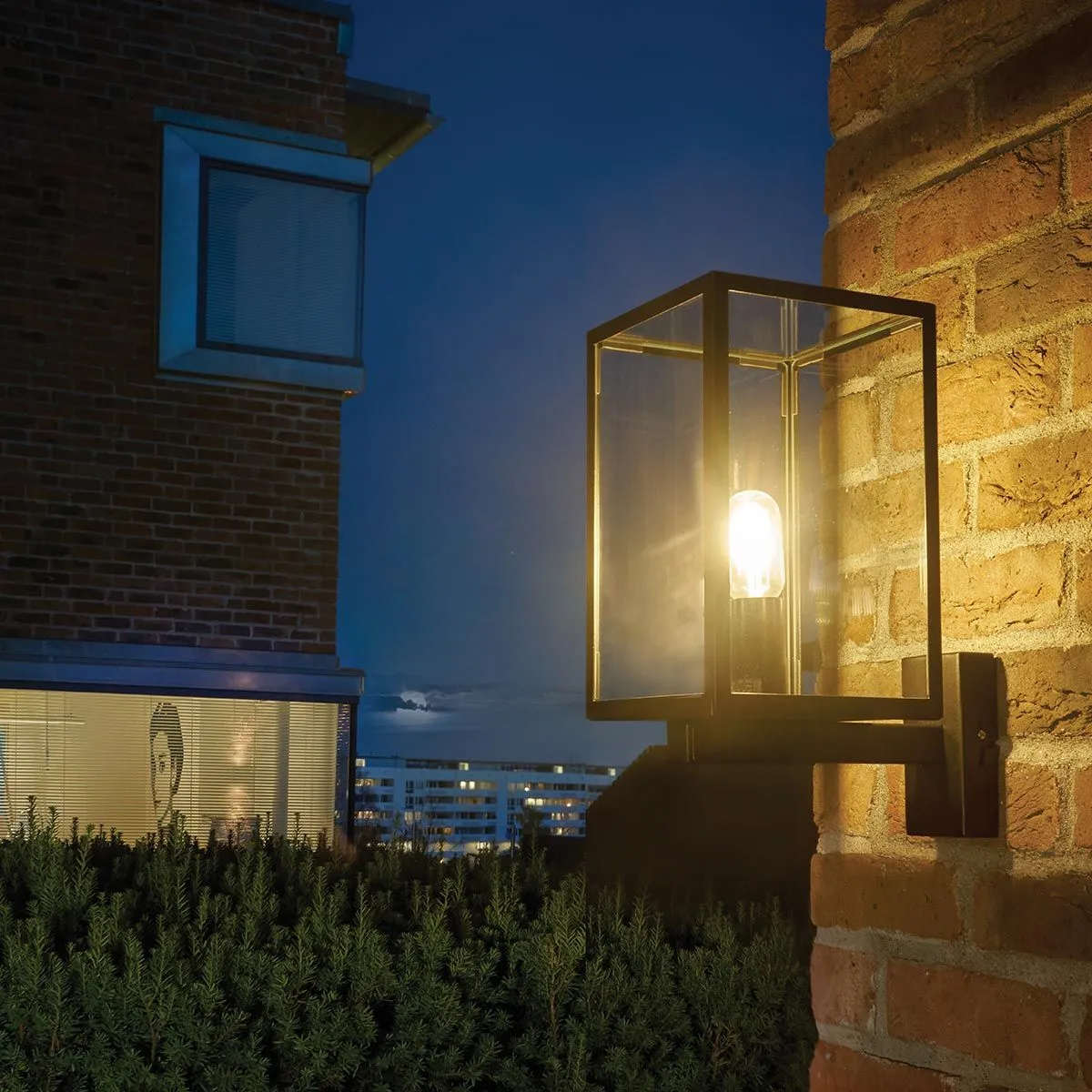Lofoten 1 Light Wall Light with Arm      | Black