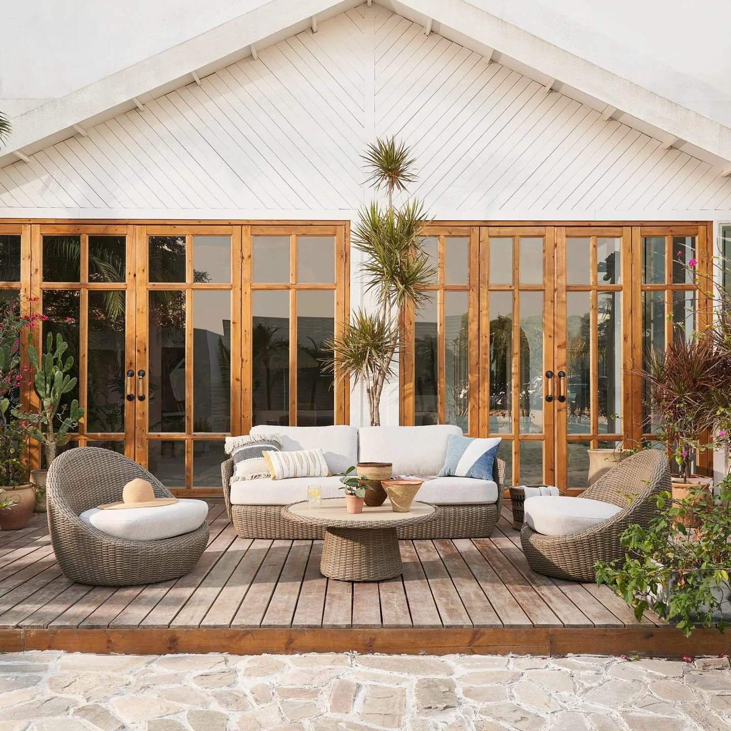 Malta Outdoor Round Pedestal Coffee Table